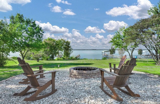 Cozy Waterfront Escape: Sunsets, Firepit, & Relaxation with Friends & Family