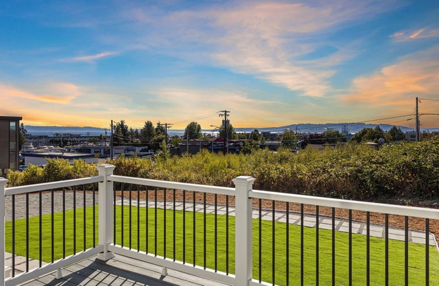 Cozy Waterfront Stay – 2BR Just Minutes from Local Eats & Marina Life