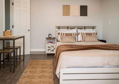 Cozy with Private Entry Near Fort Myers & Airport