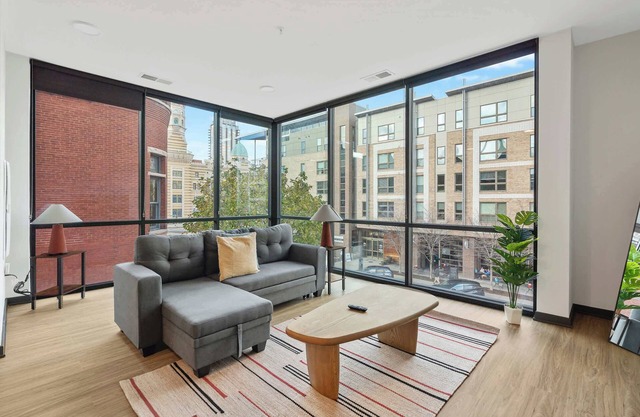 CozySuites Mass with parking, lounge & roof deck #37