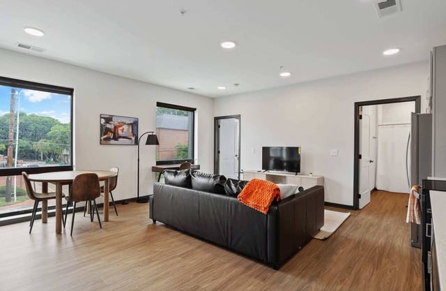 CozySuites Mass with parking, lounge and roof deck 9