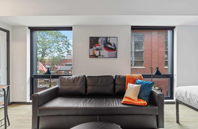 CozySuites Mass with parking, lounge and roof deck 13