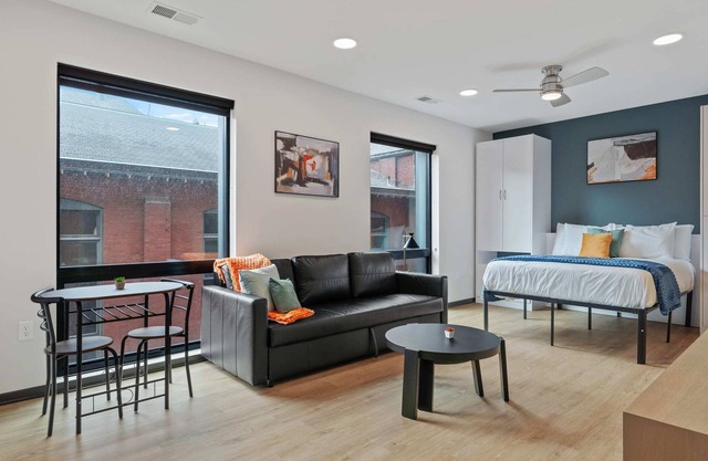 CozySuites Mass with parking, lounge and roof deck 18