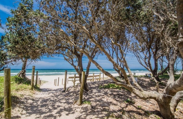 CRABBES CREEK-WALK TO BEACH