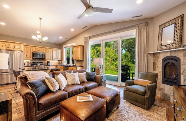 Creekside 2BR/2BA retreat in the Powderhorn Golf Community. Steps from clubhouse, pool, and tennis courts with a private patio overlooking Goose Creek.