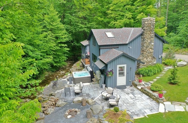Creekside Camp. NO CLEANING FEE. Relax in the Hot Tub Creekside - Vermont Style