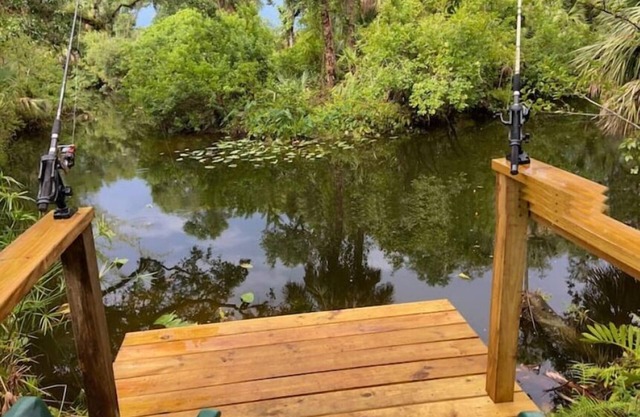 Creekside Getaway in Naturen