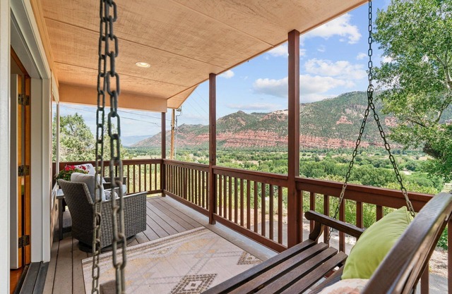 Creekside Retreat, Pet Friendly, A/C, Incredible Views, Close to town!