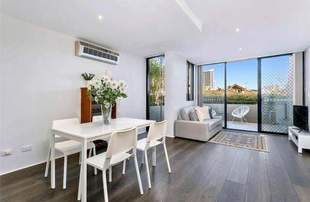 Crows Nest - WILL1 - Willoughby Road - Sunny 2BR Split-Level with Terrace Parking Near Crows Nest Village