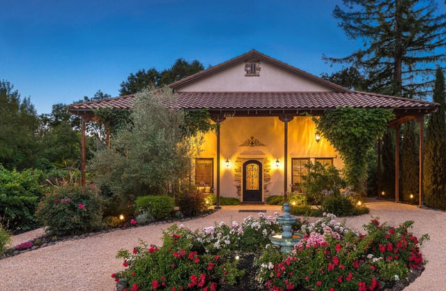 Custom Winemaker's home - WALKING distance to 9 wineries! This is the place.