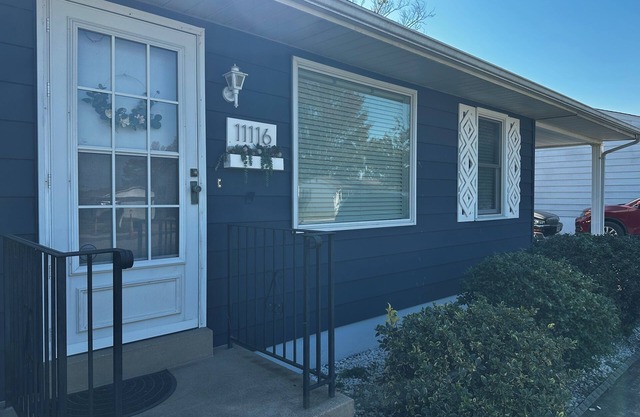 Cute Blue House -2 bdrm house. Private backyard. 20 min or less from anywhere