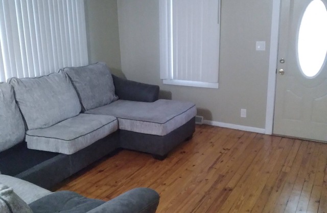 Cute home conveniently located in Railroad City USA .4 miles from Union Station!