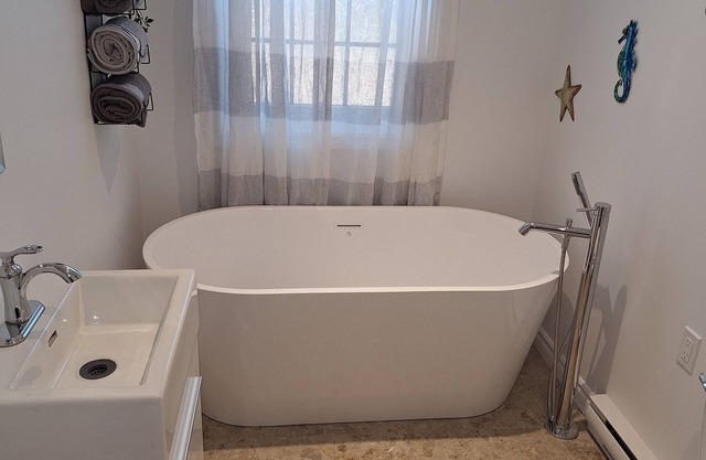 Détente en pleine nature dans maison familiale avec piscine et table de pingpong