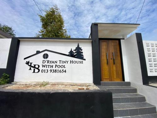 D'Ryan Tiny House with Pool