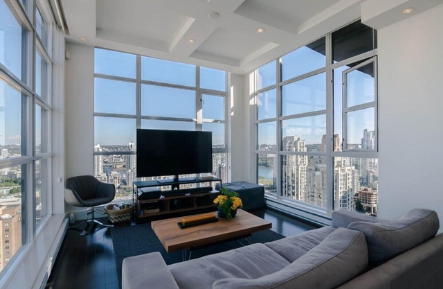 D15 - Sophisticated Penthouse Apartment with Private Rooftop Patio