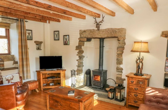 DAISY COTTAGE, with open fire in Kelbrook