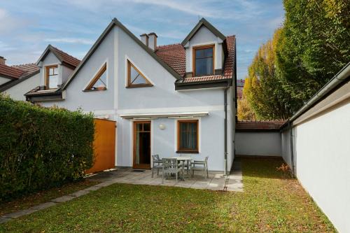 DAS BURGENNEST, Bademantelgang zur Therme Lutzmannsburg, Garten, Parkplatz