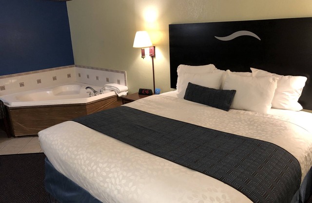 Days Inn & Suites by Wyndham Youngstown/Girard Ohio