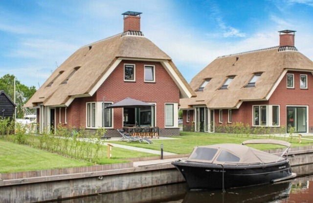 De Sinnekening is a 6 person water villa