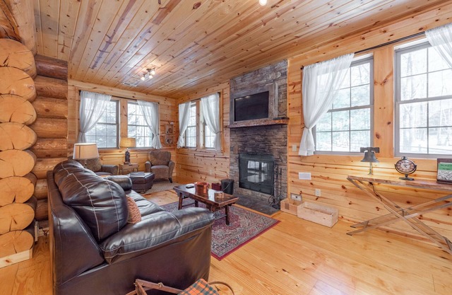 Deep Creek Hideaway w/Indoor Hot Tub