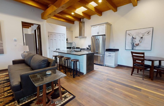 Delgado C-3: Just one block from Canyon Road!