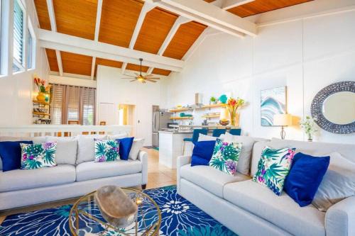 Delightful views of Pool & Mountains