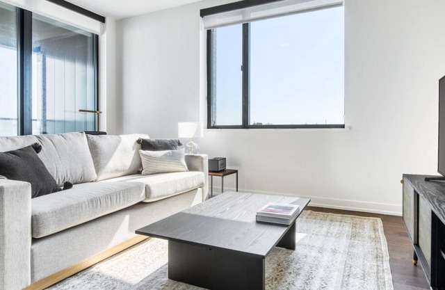 Deluxe Ravenswood 1BR w/ Rooftop, BBQ, next to Brown line, by Blueground