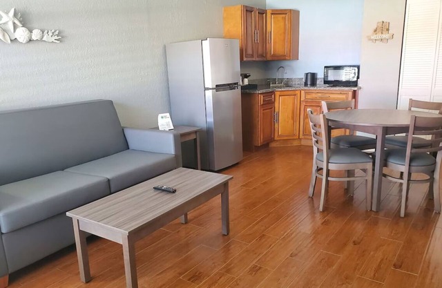 Deluxe Suite w/Kitchen | Vero Beach Inn and Suites | with Outdoor Swimming Pool