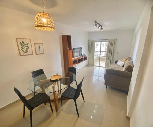 Departamento sobre AVENIDA con BALCON