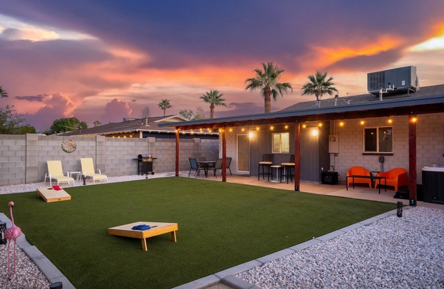 Desert Bloom l 5 min to Old Town l Hot Tub