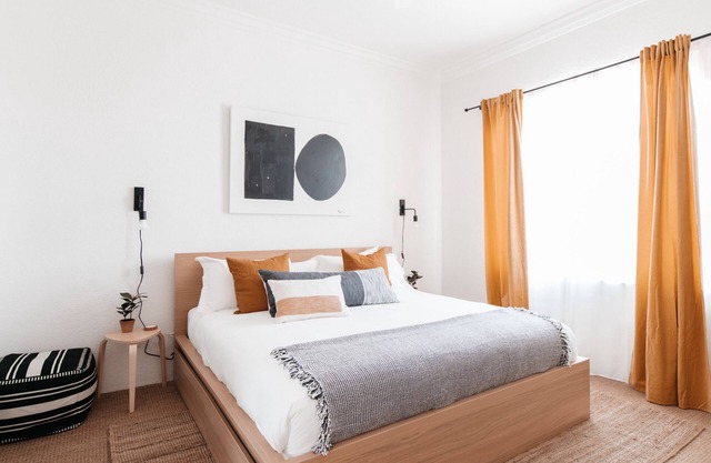 Designer 1 bed | 5 min to Old Town | Sleeps 4 | 4 pools and spas | Dogs welcome!