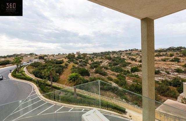 Designer 3BR home, w/lovely green views & WIFI by 360 Estates