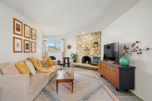 Digital Nomad's Calgary Inner City Gem 3Bd, 5Bed, Sleeps 8, Main Level