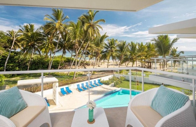 Direct View and Access to the Beach!