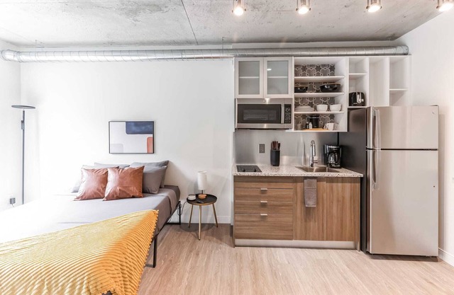 Discover Downtown! Cozy Studio by the Flats East Bank