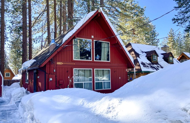 Dog-friendly 2-story cabin with loft, fireplace, board games, & wooded views