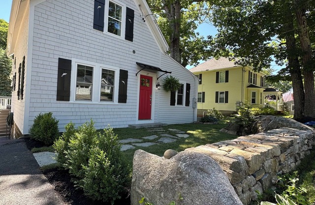 Dog Friendly 3 BR Kennebunkport Cottage + Deck/BBQ
