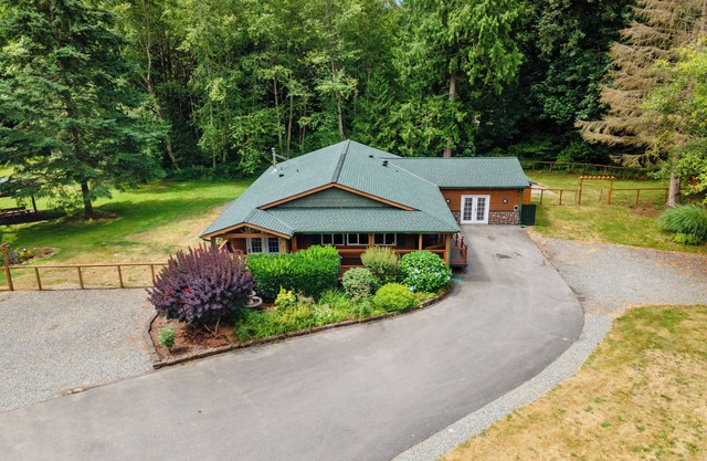Dog Friendly Acreage in Issaquah's Mirrormont Neighborhood with Hiking Access.