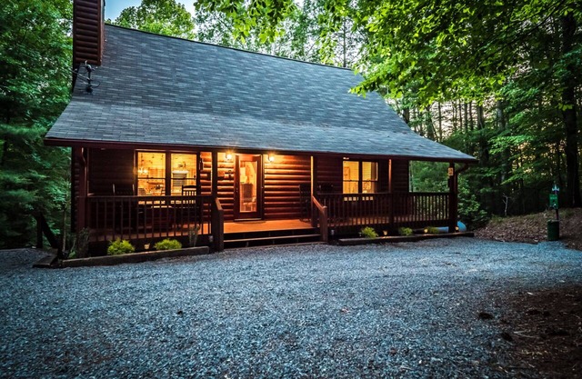 Dog Friendly, Hot Tub, Secluded Log Cabin, Fireplace, Fire Pit, Game Rm, King Bd