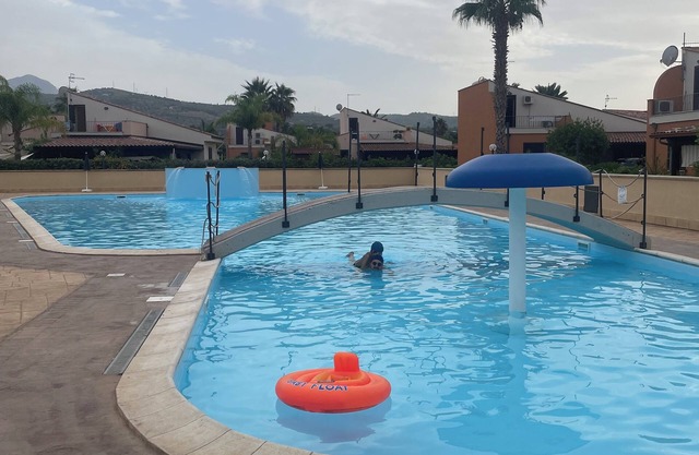 Donna Lopes, seaside cottage and pool