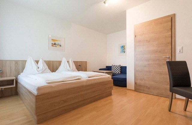 Doppelzimmer mit Dusche, WC - Weingut & Gästehaus Markus Tschida