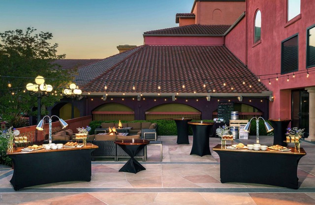 DoubleTree by Hilton Sonoma - Wine Country