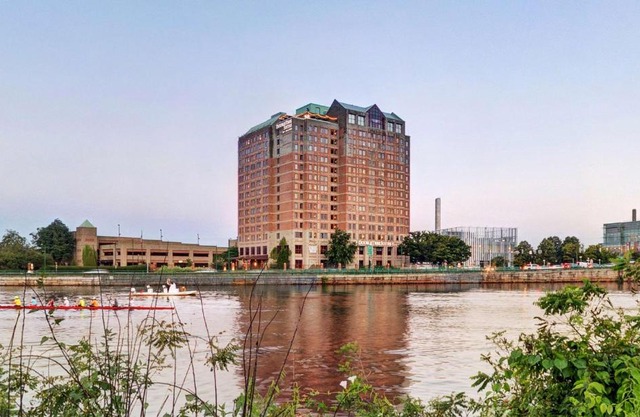 DoubleTree Suites by Hilton Hotel Boston - Cambridge