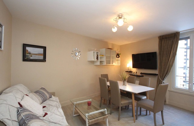 Downtown Mont-Dore: Stunning 2-Bedroom Apt with WiFi, Sleeps 6, Near Spa & Amenities