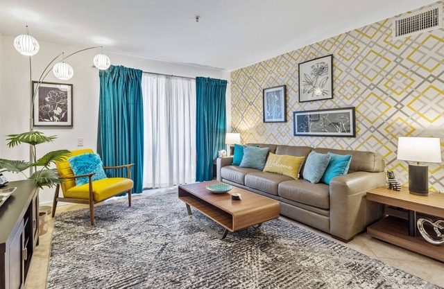 Downtown Oasis. Stylish 2 BR w King beds. Quiet complex w Pool.