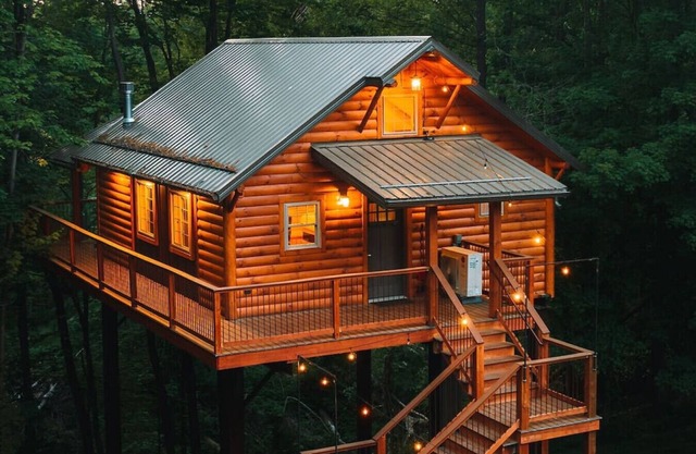 Dream Treehouse Getaway with Hot Tub
