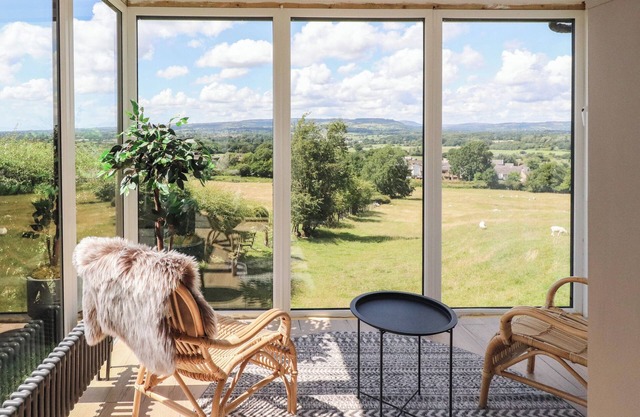 DUNSTER COTTAGE, family friendly, with a garden in Whalley