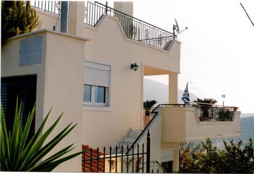Eagles Nest Villa Athenian Riviera in Aghia Marina near Lagonisi, next to the beach close to Athens Airport