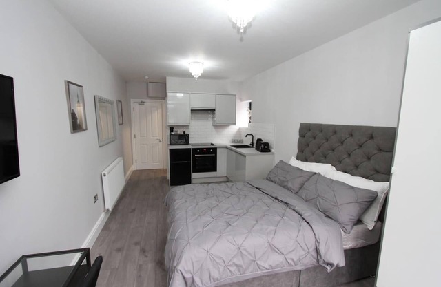 East London 1-Bed Studio, Sleeps 2, 4 mins to Tube