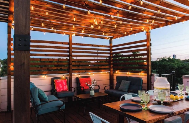 Eclectic Austin Oasis| Rooftop Decks, Downtown Views